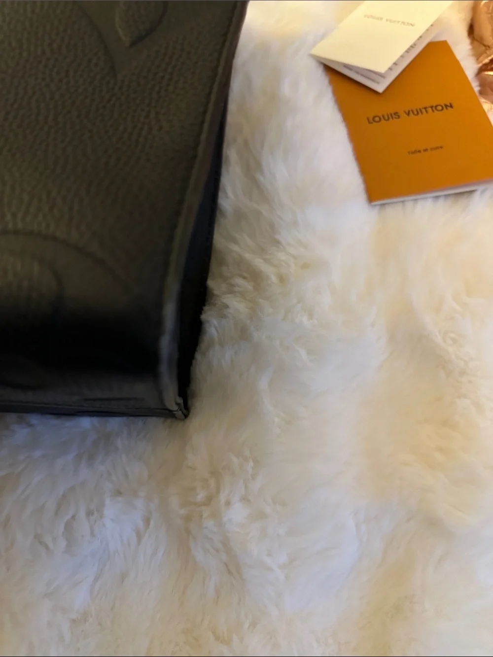 Black MEDIUM On the Go MM ✨STYLE✨Embossed leather bag black and gold - Picture 12 of 16